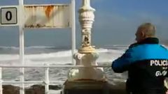 La alerta por fuerte oleaje obliga a cerrar parte del Muro