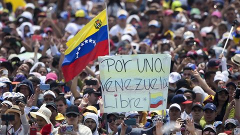 Asistentes al concierto �Venezuela Aid Live�, celebrado en el puente fronterizo de Tiendidtas, en C�cuta (Colombia)