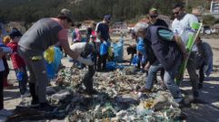 Una limpieza de la playa de Camelle, tambi�n con Mar de F�bula, en el 2019