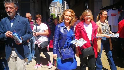 La candidata a la presidencia del Principado por el PP, Teresa Mallada, junto a la candidata a la Alcald�a de Avil�s, Esther Llamazares, visita el mercado de la plaza de los Hermanos Orb�n