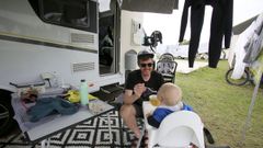 Un campista alimenta a un beb� en las instalaciones de A Lagoa, en Valdovi�o