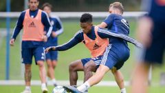 Yoel B�rcenas y Carlos Hern�ndez pugnan por un bal�n