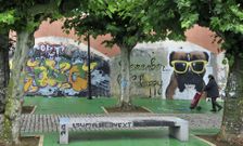 Muras defiende los grafitos de San Roque, pero ataca las pintadas en mobiliario y viviendas. 