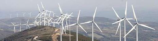 Molinos en la sierra de Faro, en Chantada. El par�n que exigi� Red El�ctrica caus� p�rdidas de 70 millones en la producci�n e�lica.