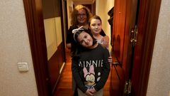 Noel con su hermana y su madre en la puerta de su casa