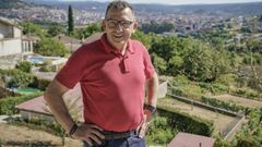 Javier Outumuro, cocinero y propietario del restaurante A Taberna, de Ourense, en su rinc�n de Cudeiro, con su huerta abajo y la ciudad al fondo.