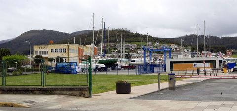 En primer plano de la imagen la superficie de 1.295 metros cuadrados sobre la que se levantar� el edifico social y comercial previsto. 