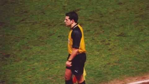 Carlos Su�rez, durante un partido en el que estaba como juez de l�nea