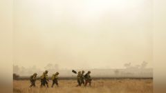 Varios bomberos intentan evitar que el fuego de Molezuelas se reactive, este jueves en Miambres, Len.