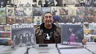 Costoya, con dos discos de los Ramones, una de esas bandas�que lo han acompa�ado toda la vida