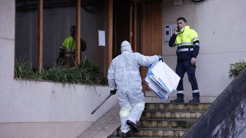 Operativo de limpieza y retirada del cad�ver del hombre con di�genes que apareci� muerto en un piso de Oleiros