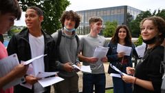 Foto de archivo.- Estudiantes brit�nicos recibiendo los resultados de los ex�menes. 