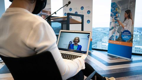 La directora ejecutiva de la EMA, Emer Cooke, mientras anuncia la aprobaci�n de la vacuna por videoconferencia
