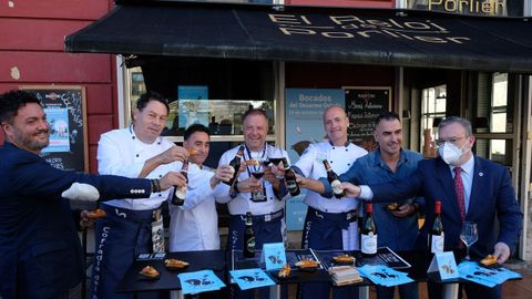  Degustaci�n del Cofrade Mayor del Desarme, Miguel Angel De Dios(c), Alfredo Garc�a(d)Presidente de Otea Oviedo, Davis Gonz�lez(2d) ,Concejal de Hosteler�a y Turismo, y el cofrade Santi Rodriguez(3d)