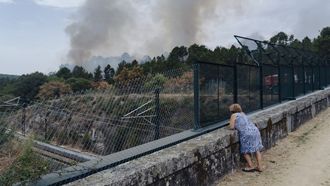 Un incendio mantiene en alerta O Cumial y Seixalbo (Ourense). 
