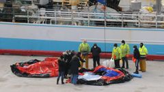 Los investigadores, analizando las balsas salvavidas del Villa de Pitanxo que naufrag� en Terranova.