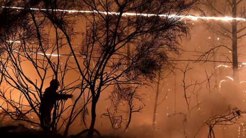 Labores de extinci�n en el incendio de Couto de Cima y Couto de Baixo, en la regi�n de Viseu