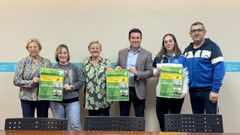 Representantes de la AECC, del Costado Boiro y el alcalde Jos� Ram�n Romero, en la presentaci�n.