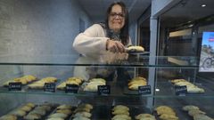 Sandra, frente al mostrador lleno de las empanadillas que vende en su local