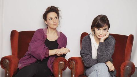 Andrea Abreu (derecha), autora de �Panza de burro�, junto a la editora de la novela, Sabina Urraca