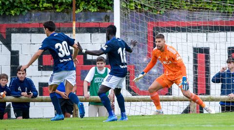 Un momento del partido entre el Oviedo y el Racing de Ferrol