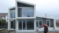 Las viviendas, ubicadas en el barrio de Valdecorvos, se construyen con paneles de aluminio y tienen dos plantas.