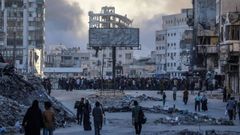 El humo se eleva sobre la plaza Al Saraya tras un ataque areo israel este lunes sobre  la ciudad de Gaza.
