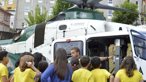 El helic�ptero de la Guardia Civil caus� sensaci�n entre los escolares. 
