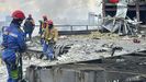 Imagen proporcionada por el Servicio Estatal de Emergencias que muestra a rescatistas ucranianos trabajando en el lugar de un ataque con cohetes en Kiev.