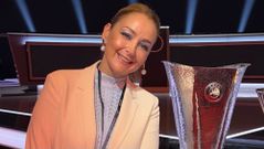 La presidenta del Celta, Mari�n Mouri�o, con el trofeo de la Europa League.