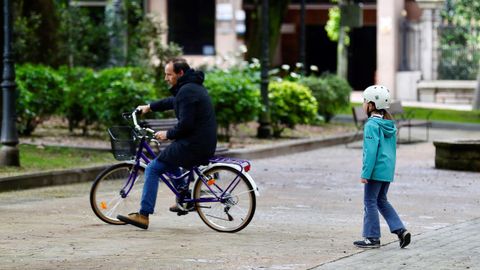 Un padre pasea con su hijo en Oviedo