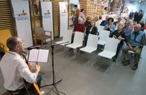 Actuaci�n de Emilio R�a na praza de Abastos de Monforte
