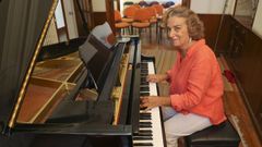 La pianista Mar�a Jos� Cervi�o, en su escuela de m�sica Berenguela, ubicada en la Praza de Feix�o