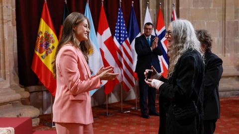 La princesa de Asturias, Leonor entrega el Princesa de Asturias de las Artes 2026 a la poeta y cantante Patti Smith (d) durante la audiencia a los galardonados con los Premios Princesa de Asturias 2026 celebrada este viernes en el Hotel de la Reconquista de Oviedo.