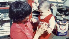 Elsa Martnez, con su hija Laura en brazos, meses antes de desaparecer en un vuelo de la muerte. 