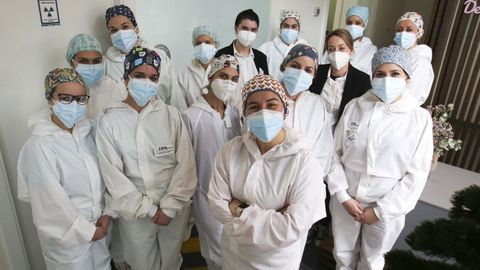 Equipo de la cl�nica odontol�gica Patricia Aneiros con los EPIS que usan en las consultas