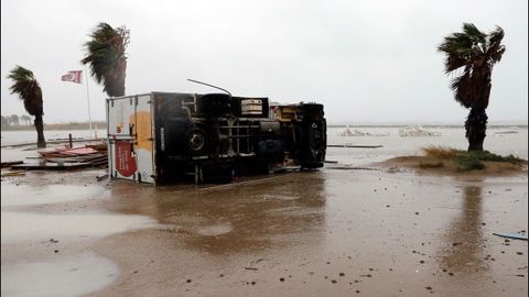 Camin arrastrado por el paso de un tornado en Denia, Alicante