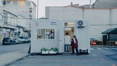 Contenedor con un puesto de fruta en el exterior de la plaza de abastos de Xinzo, localizaci�n provisional mientras se realizan las obras.