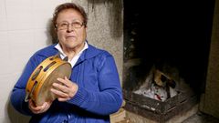 Aprendi� a tocar con una lata de sardinas y as� de bien domina la pandereta