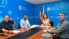 La conselleira ngeles Vzquez, durante la reunin con el alcalde de Trasmiras, Emilio Jos Pazos.