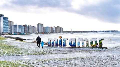 El contrapunto, ola polar en Argentina..Mientras toda Europa se cuece de calor, en Argentina viven estos días una ola de frío polar, que ha dejado incluso nieve a nivel del mar, como se aprecia en esta imagen de Miramar.