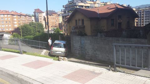 Un coche se empotra contra una vivienda en Oviedo