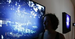 Marta Moreiras muestra las im�genes de su proyecto �Finis Terre� en el centro Sime�n. 