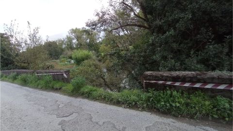 Hueco que queda tras caerse el petril del puente que une Oviedo con Llanera