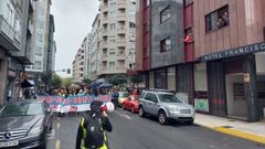 Manifestantes del metal saludan a los compaeros negociadores, en el Hotel Francisco II de Ourense