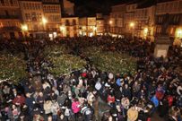 La gente desafi� al fr�o y la lluvia para seguir el sorteo en la Plaza. 
