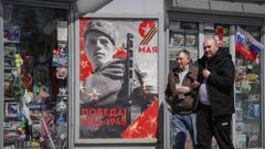 El cartel de un soldado sovi�tico anuncia los actos del D�a de la Victoria en Mosc�.