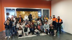 Los Reyes Magos, durante su visita a las Casas Culturales de Dumbr�a, el lunes