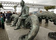 La estatua de Verne en el puerto recuerda su paso por Vigo.