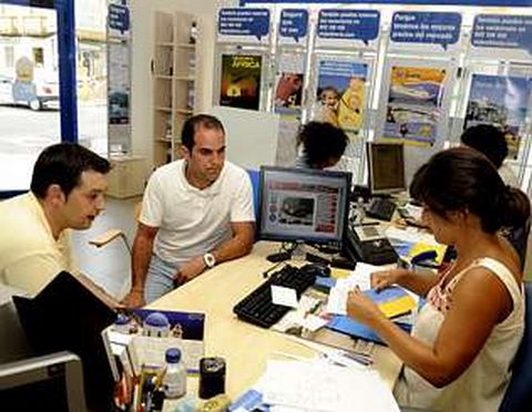 Clientes de una agencia de viajes consultan ofertas para sus pr�ximas vacaciones